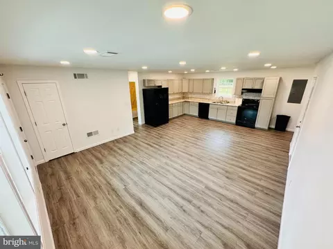 Living - 863 E Old Philadelphia Rd, Elkton, MD 21921 photo 1 of 2