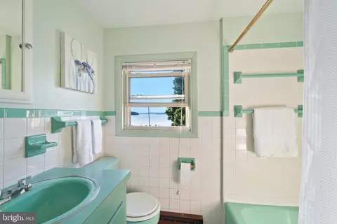 Bath - 37 Sandy Point Rd, Earleville, MD 21919 photo 2 of 3