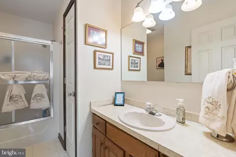 Bath - 30 Maple Ln, Elkton, MD 21921 photo 2 of 3