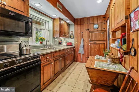 Kitchen - 161 Edgewater Dr, Earleville, MD 21919 photo 2 of 2