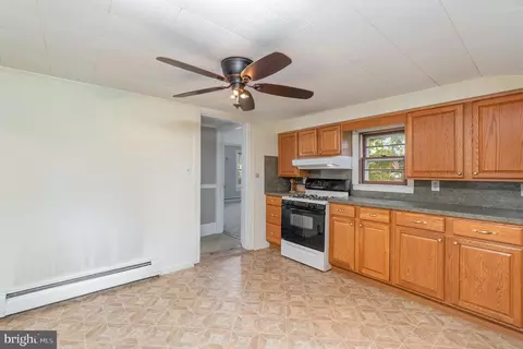 Entry Way - 122 E Main St, Cecilton, MD 21913 photo 3 of 5