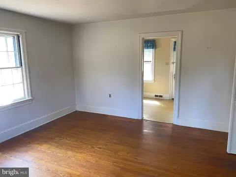 Living - 105 Walnut Ln, Elkton, MD 21921 photo 5 of 6