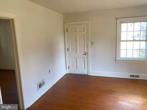 Living - 105 Walnut Ln, Elkton, MD 21921 photo 4 of 6
