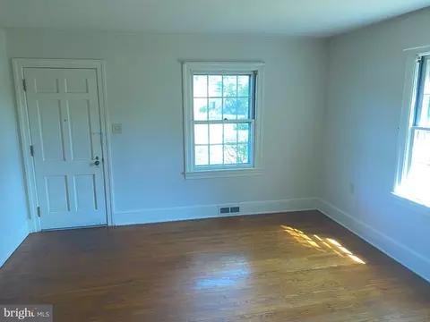 Living - 105 Walnut Ln, Elkton, MD 21921 photo 6 of 6
