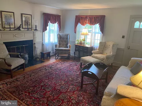 Living - 105 Walnut Ln, Elkton, MD 21921 photo 2 of 6