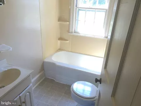 Bath - 105 Walnut Ln, Elkton, MD 21921 photo 2 of 3