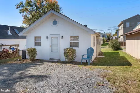 19 Linwood St, Earleville, MD 21919