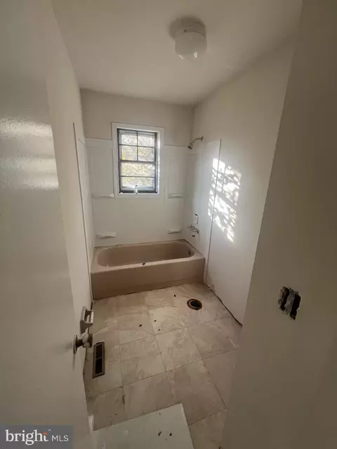 Bath - 454 Willow Dr, Elkton, MD 21921 photo 1 of 2