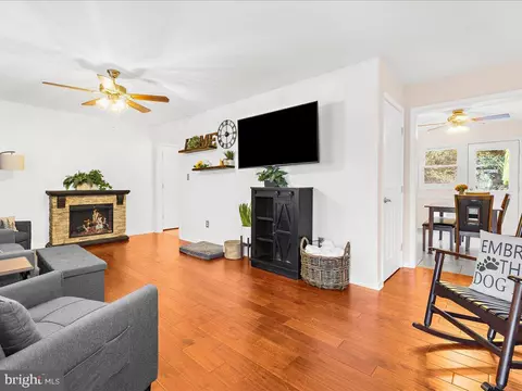 Living - 20 Windmill Ct, Elkton, MD 21921 photo 2 of 4
