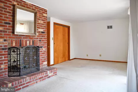 Living - 408 Delaware Ave, Elkton, MD 21921 photo 5 of 5