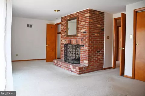 Living - 408 Delaware Ave, Elkton, MD 21921 photo 4 of 5