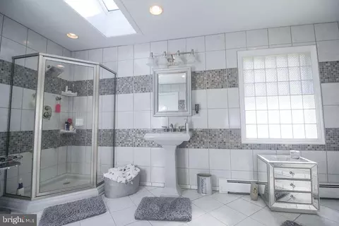 Bath - 85 Edgewater Dr, Earleville, MD 21919 photo 3 of 6