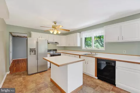 Kitchen - 31 Andora Dr, Elkton, MD 21921 photo 2 of 2