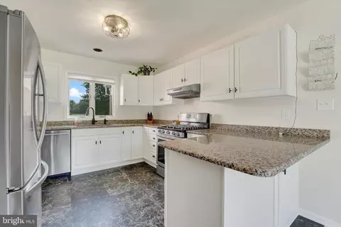 Kitchen - 98 Blakiston Ln, Warwick, MD 21912 photo 2 of 3