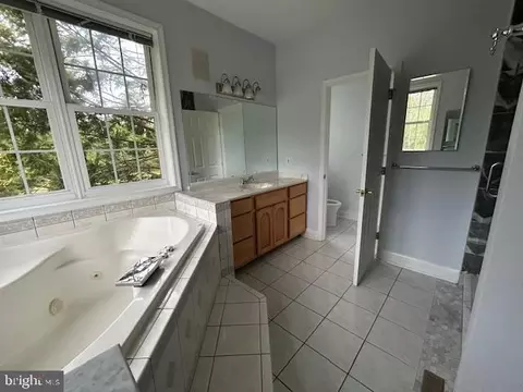 Bath - 39 Riverside Dr, Elkton, MD 21921 photo 4 of 14