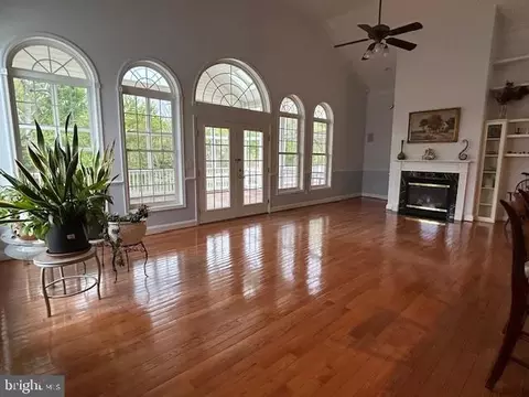 Living - 39 Riverside Dr, Elkton, MD 21921 photo 6 of 9