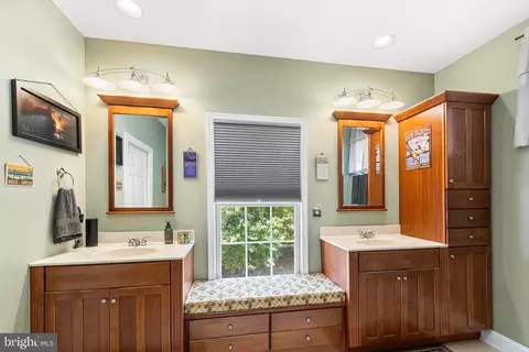 Bath - 83 Rolling Green Ln, Elkton, MD 21921 photo 2 of 3