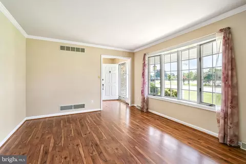 Living - 206 Newark Ave, Elkton, MD 21921 photo 2 of 4
