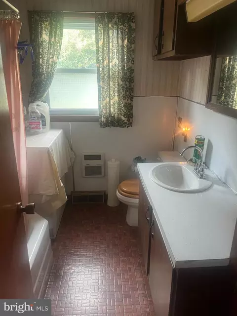 Bath - 79 Riverview Ave, Earleville, MD 21919 photo 1 of 2