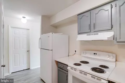 Entry Way - 182 E Village Rd, Elkton, MD 21921 photo 1 of 2