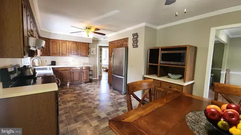 Entry Way - 102 Windsor Dr, Elkton, MD 21921 photo 4 of 5