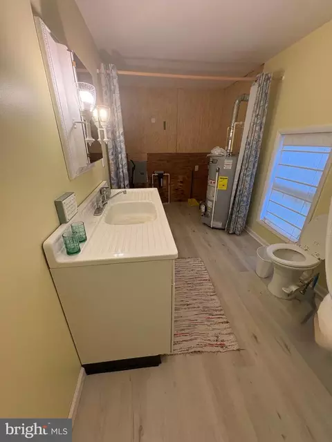 Bath - 323 Comanche Dr, Earleville, MD 21919 photo 1 of 2