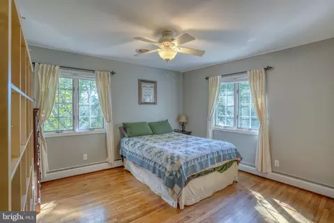 Bedroom - 17 E Pkwy, Elkton, MD 21921 photo 5 of 8