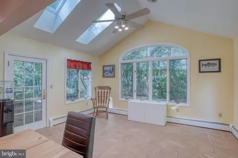 Entry Way - 17 E Pkwy, Elkton, MD 21921 photo 2 of 5