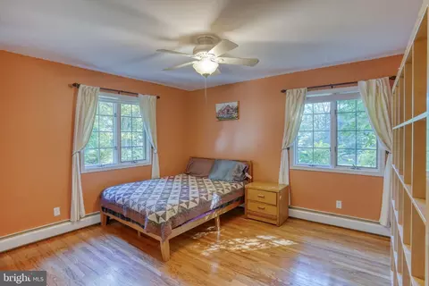 Bedroom - 17 E Pkwy, Elkton, MD 21921 photo 4 of 8