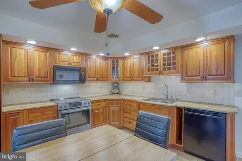 Kitchen - 17 E Pkwy, Elkton, MD 21921 photo 2 of 3