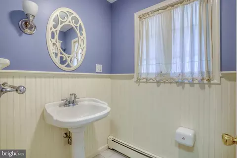Entry Way - 17 E Pkwy, Elkton, MD 21921 photo 3 of 5