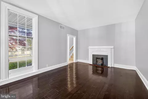 Living - 110 Delaware Ave, Elkton, MD 21921 photo 3 of 11