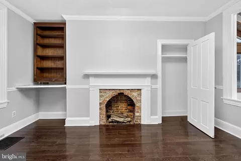 Living - 110 Delaware Ave, Elkton, MD 21921 photo 5 of 11