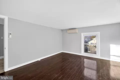 Living - 110 Delaware Ave, Elkton, MD 21921 photo 8 of 11