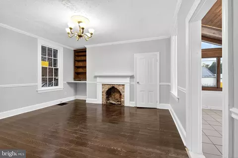 Living - 110 Delaware Ave, Elkton, MD 21921 photo 6 of 11