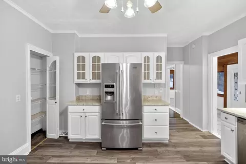 Entry Way - 110 Delaware Ave, Elkton, MD 21921 photo 5 of 17