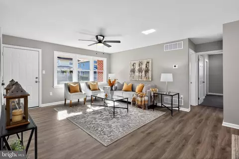 Living - 261 Main St, Elkton, MD 21921 photo 1 of 2