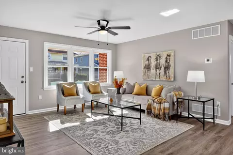 Living - 261 Main St, Elkton, MD 21921 photo 2 of 2