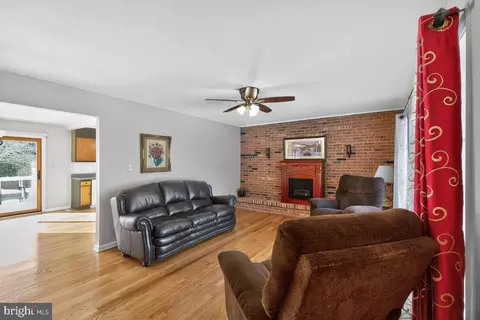 Living - 224 Blake Rd, Elkton, MD 21921 photo 4 of 9