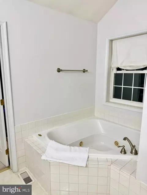Bath - 64 Open Meadow Ct, Elkton, MD 21921 photo 2 of 5