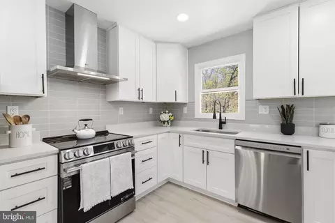 Kitchen - 331 Old Chestnut Rd, Elkton, MD 21921 photo 2 of 2