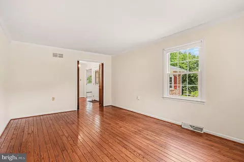 Living - 31 Filbert Ln, Elkton, MD 21921 photo 2 of 5