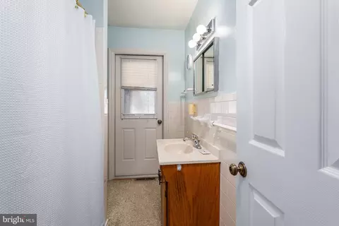 Bath - 56 Highland Ave, Elkton, MD 21921 photo 2 of 4