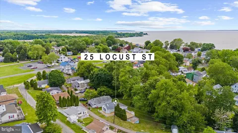 25 Locust St, Earleville, MD 21919