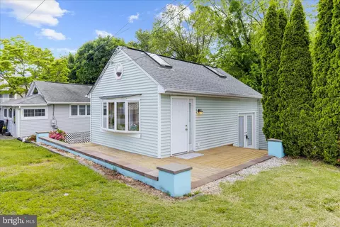 25 Locust St, Earleville, MD 21919