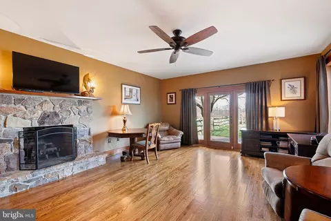 Living - 73 Scott Rd, Warwick, MD 21912 photo 2 of 3
