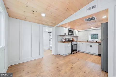 Entry Way - 41 Beachview Ave, Earleville, MD 21919 photo 4 of 9