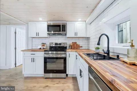Kitchen - 41 Beachview Ave, Earleville, MD 21919 photo 5 of 6