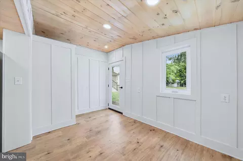 Entry Way - 41 Beachview Ave, Earleville, MD 21919 photo 6 of 9