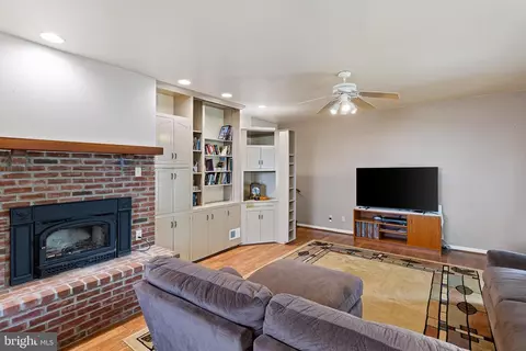 Living - 155 Edgewater Dr, Earleville, MD 21919 photo 3 of 3